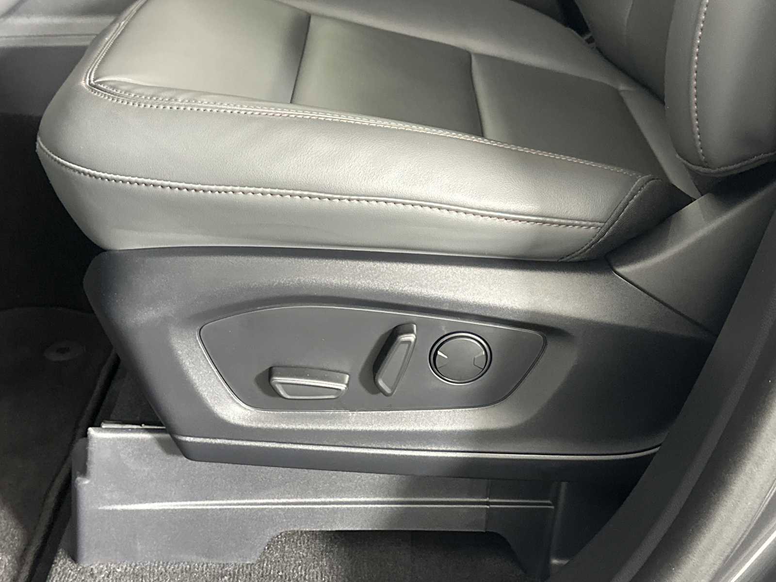 Used 2025 Ford Explorer Active w/ Active Comfort Package RWD image 9