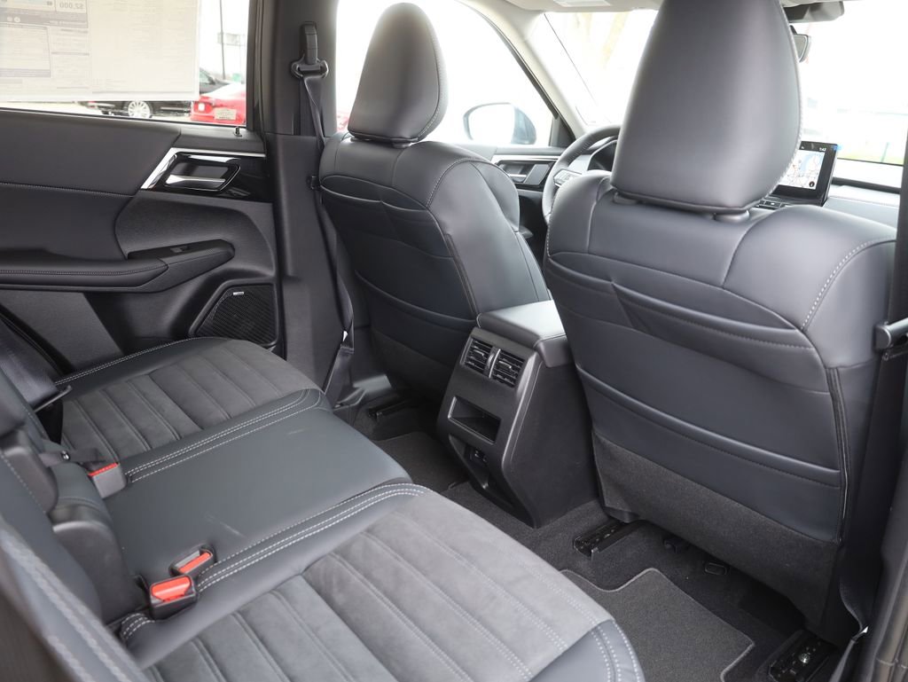New 2025 Mitsubishi Outlander SE image 19