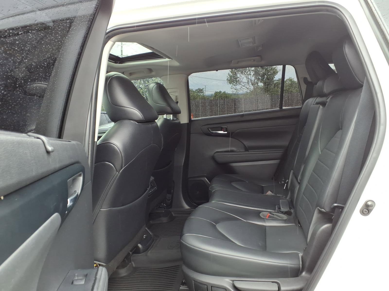 Used 2022 Toyota Highlander XLE AWD/4WD image 15