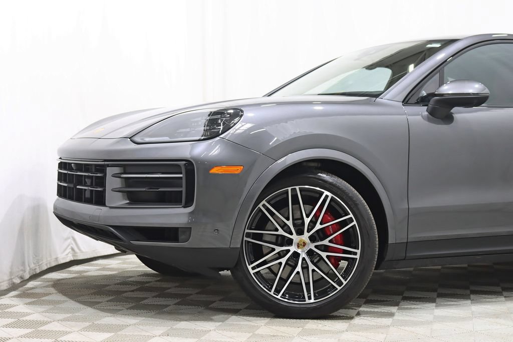 Used 2024 Porsche Cayenne S AWD/4WD image 2