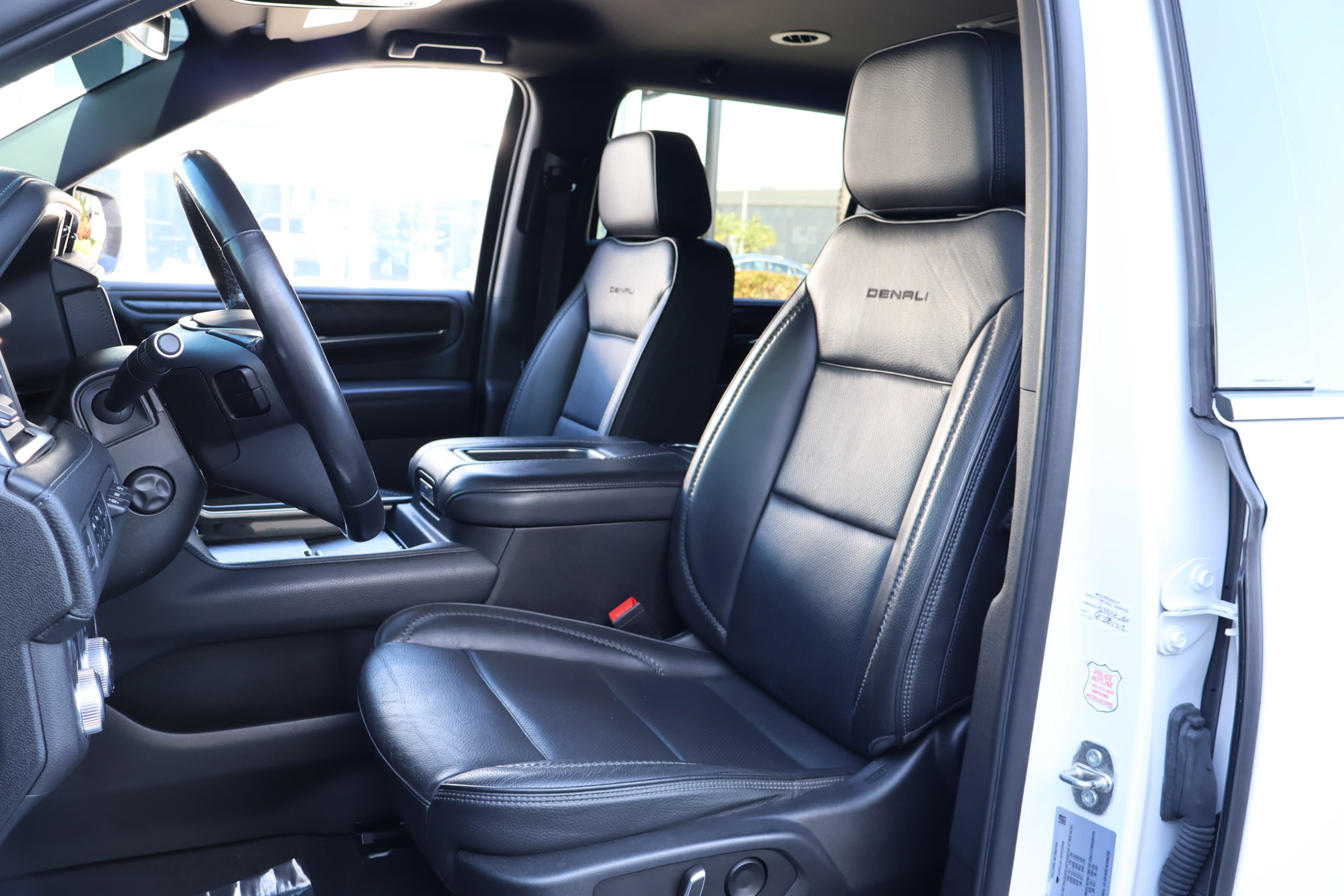 Used 2022 GMC Yukon XL Denali image 2