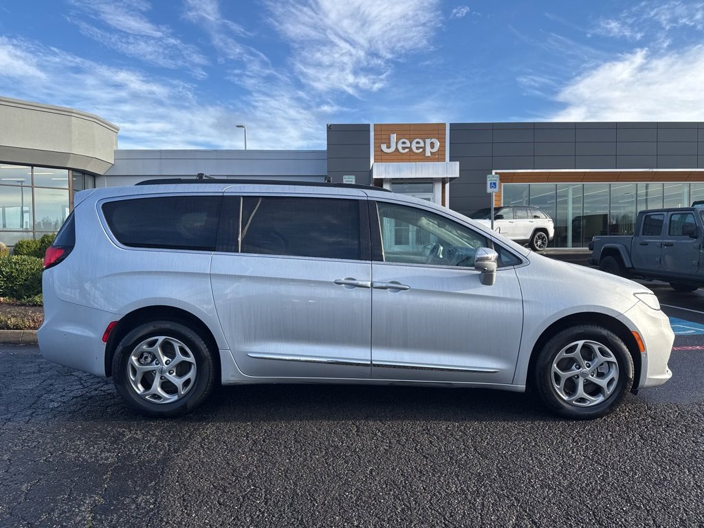 Used 2022 Chrysler Pacifica Limited image 8