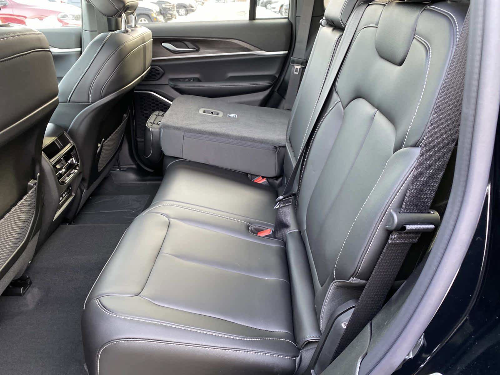 New 2026 Jeep Grand Cherokee Limited w/ Limited Altitude Package AWD/4WD image 5