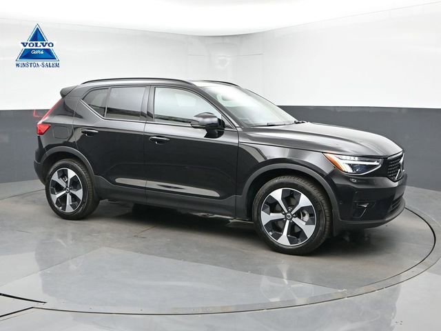 Used 2025 Volvo XC40 B5 Plus AWD/4WD image 1
