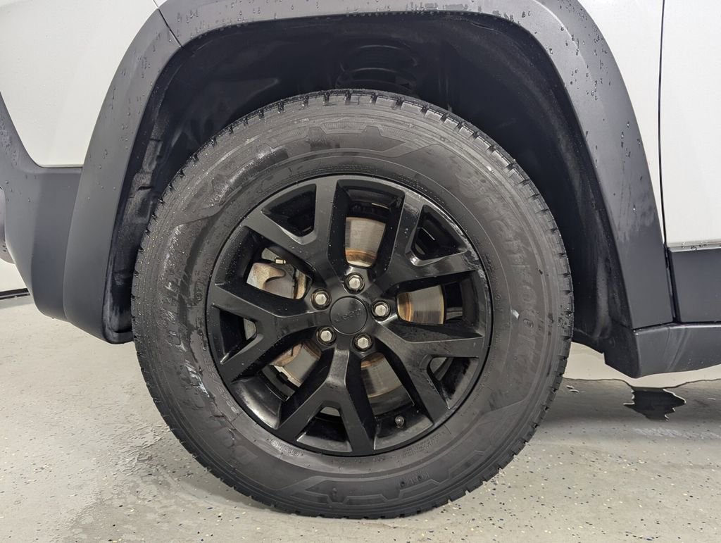 Used 2018 Jeep Cherokee Trailhawk AWD/4WD image 11