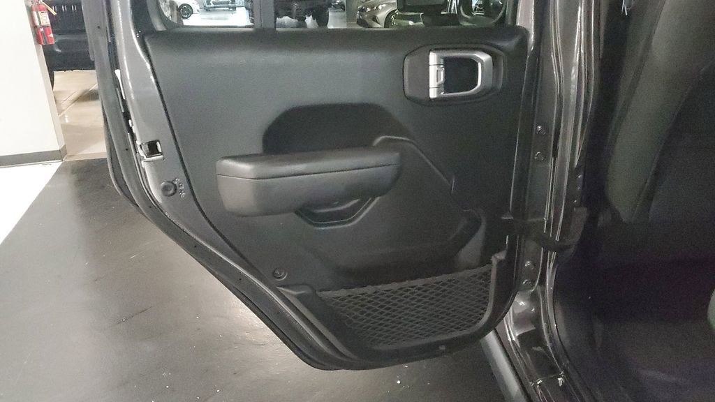 Used 2025 Jeep Gladiator Sport image 15