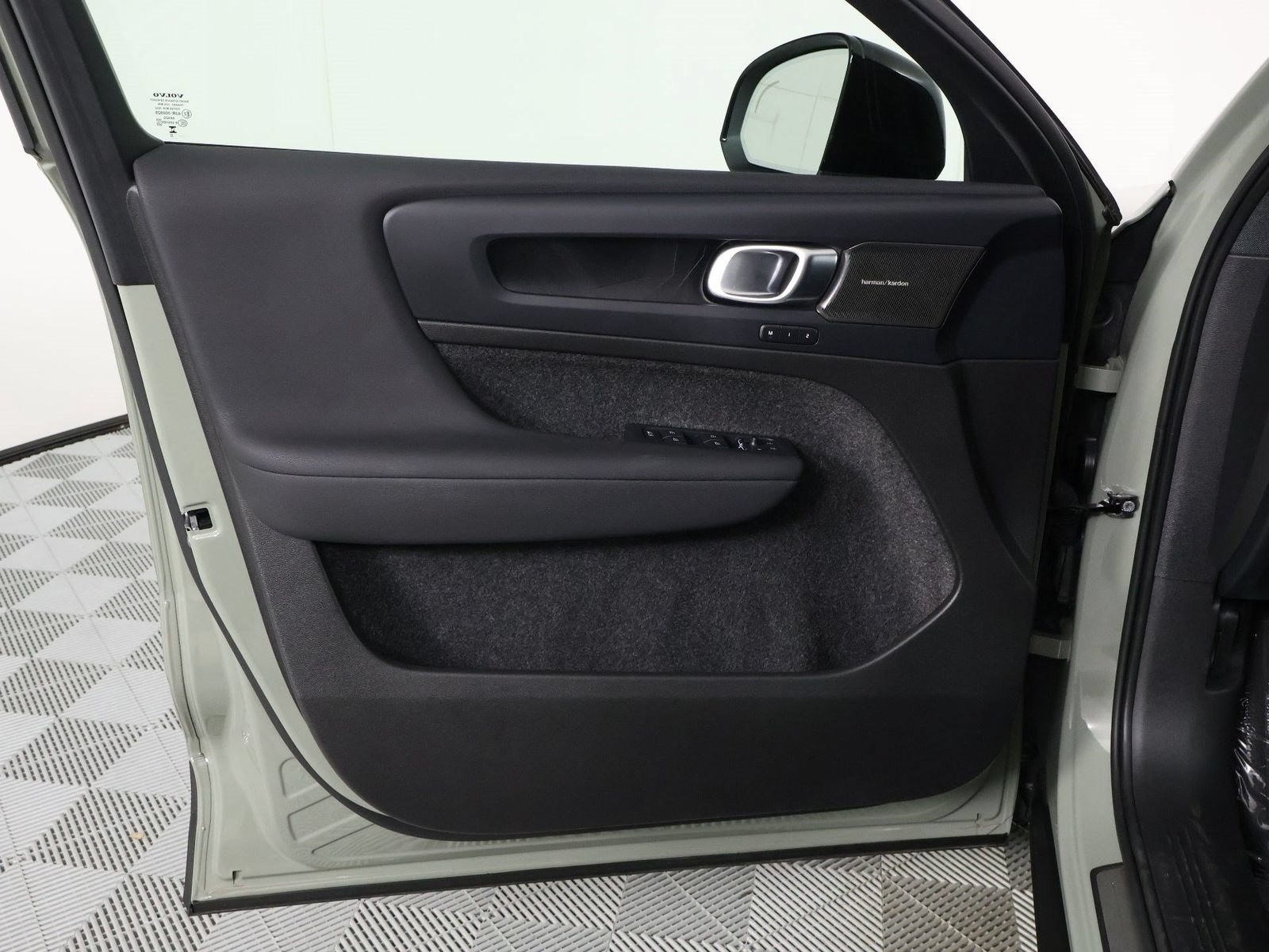 Used 2023 Volvo C40 P8 Recharge Ultimate AWD/4WD image 17