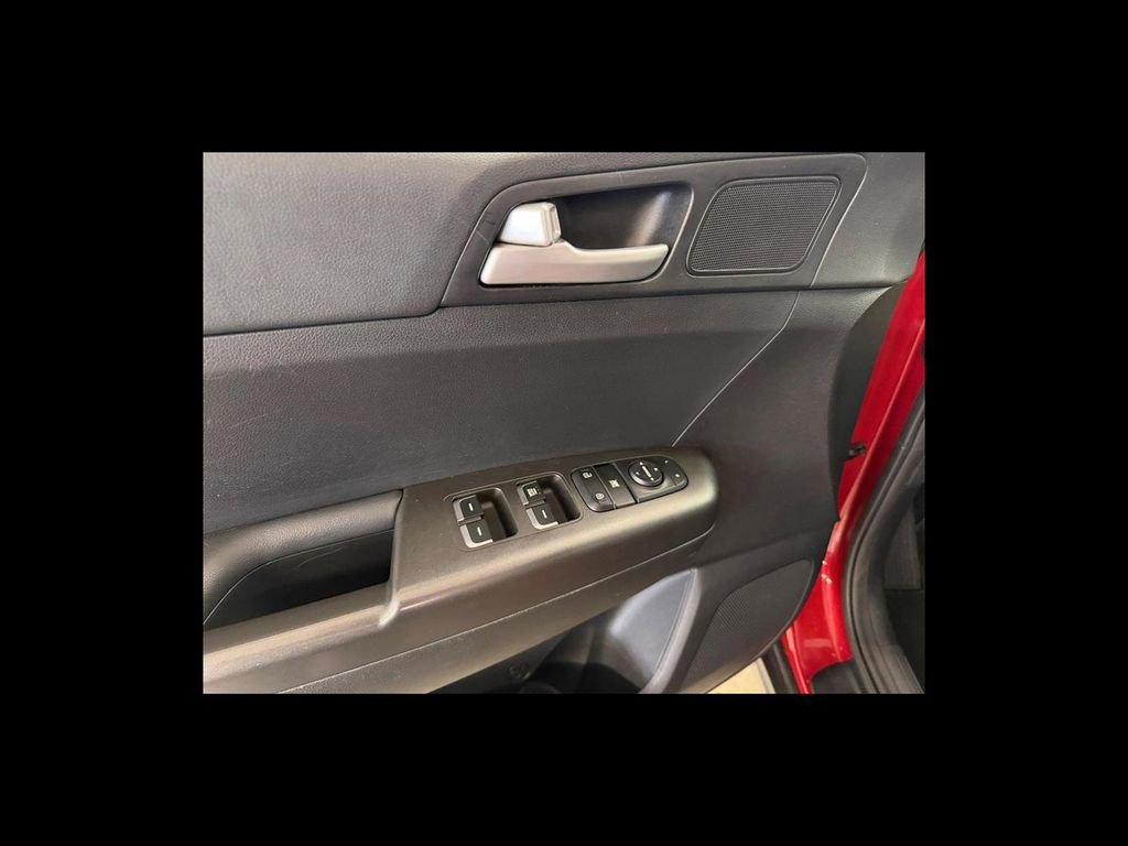 Used 2020 Kia Sportage LX image 12