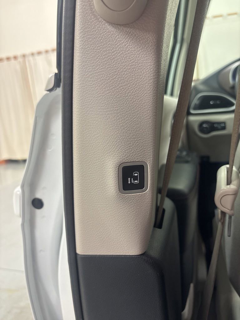 Used 2018 Chrysler Pacifica Touring-L w/ Tire & Wheel Group FWD image 23