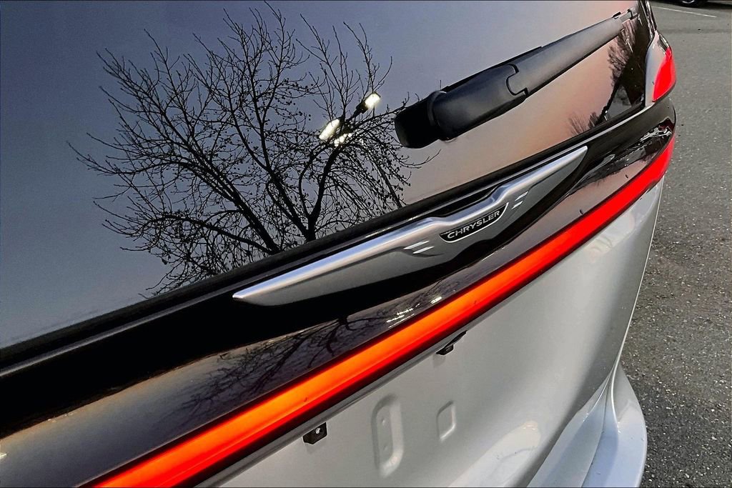 Used 2024 Chrysler Pacifica Touring-L image 22