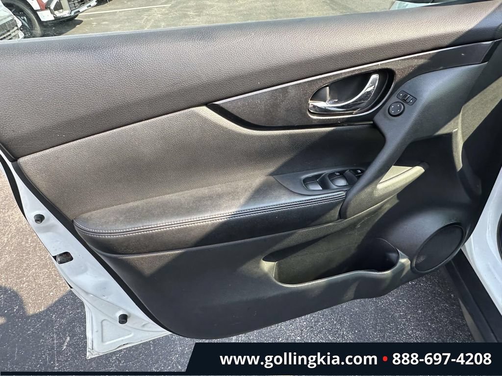 Used 2017 Nissan Rogue SV AWD/4WD image 14