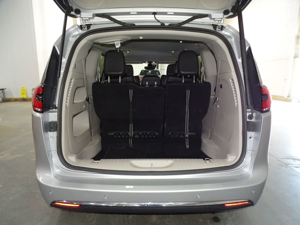Used 2024 Chrysler Pacifica Touring-L image 14
