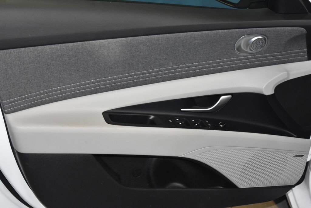 Used 2025 Hyundai Elantra Limited image 4