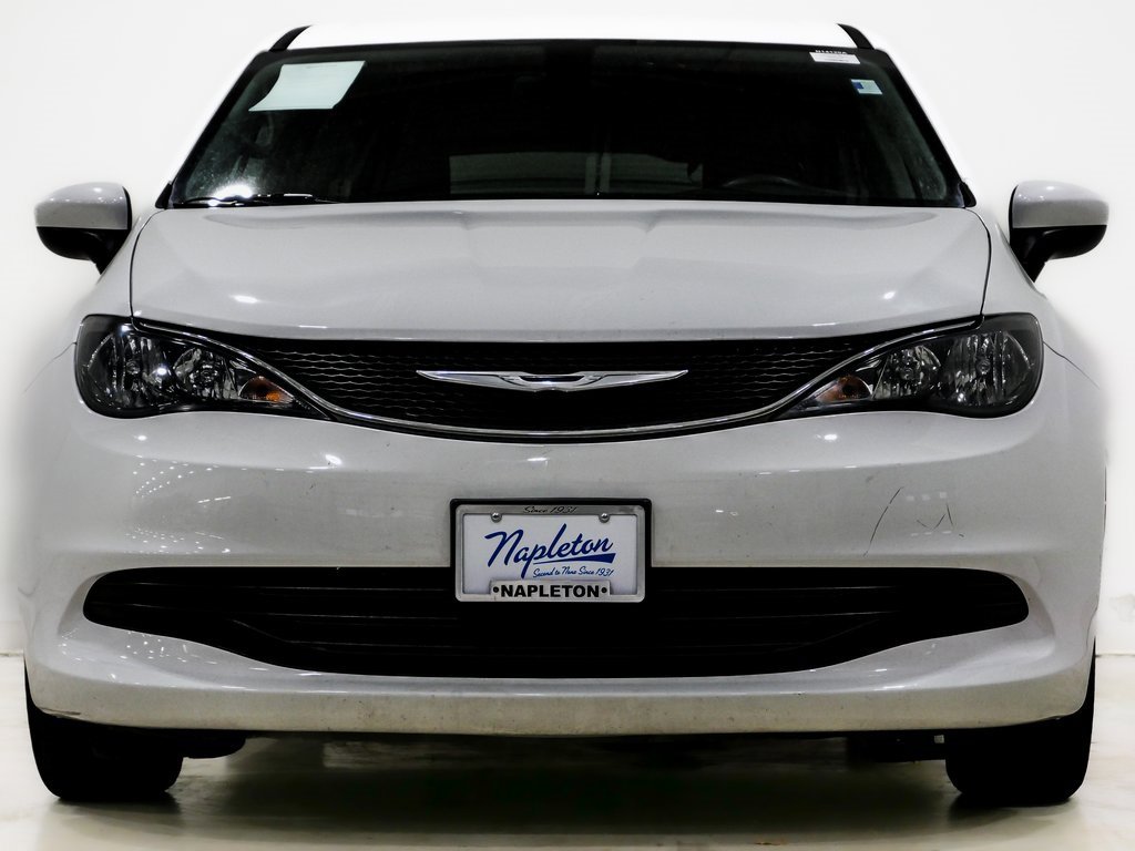 Used 2017 Chrysler Pacifica LX image 2