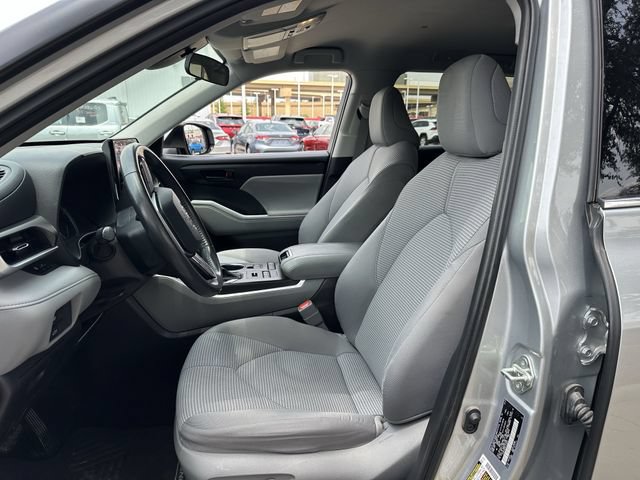 Used 2020 Toyota Highlander LE AWD/4WD image 28