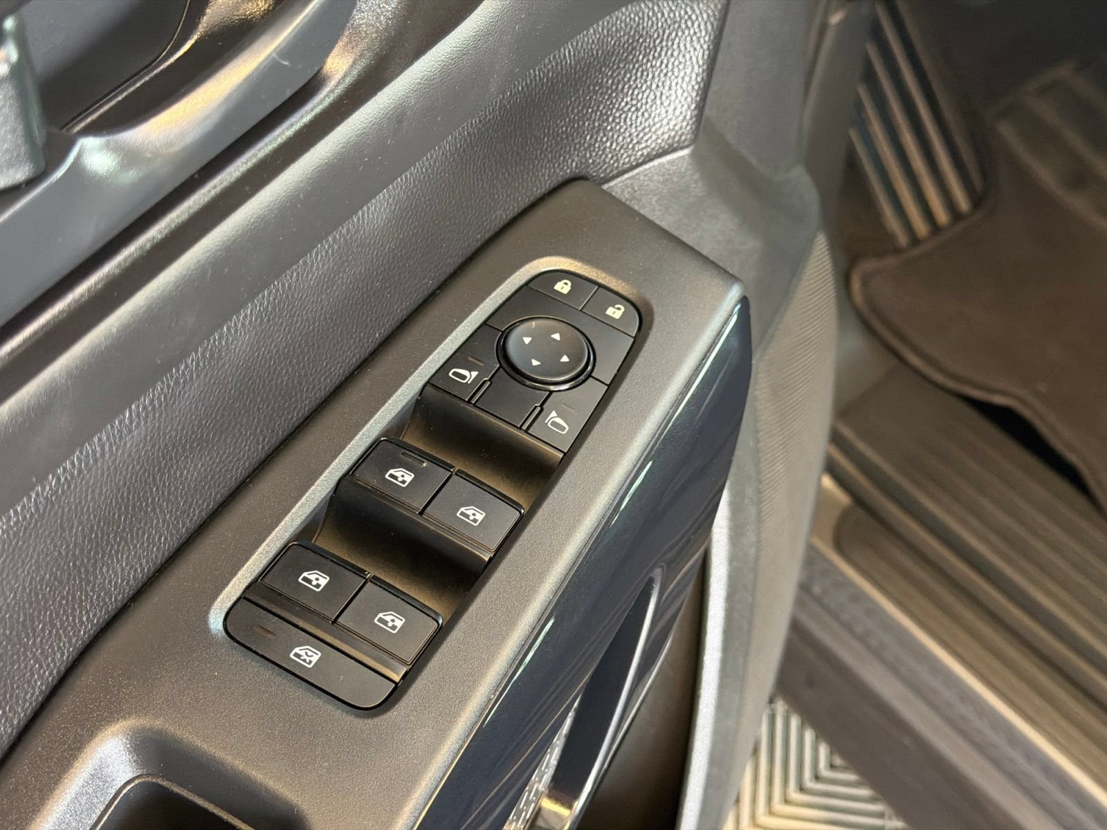 Used 2025 Nissan Pathfinder SV AWD/4WD image 18