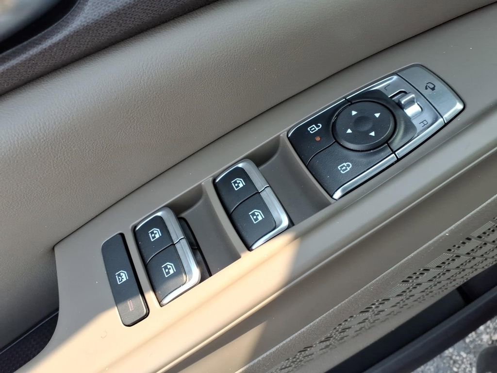 Used 2025 Kia Carnival EX image 16