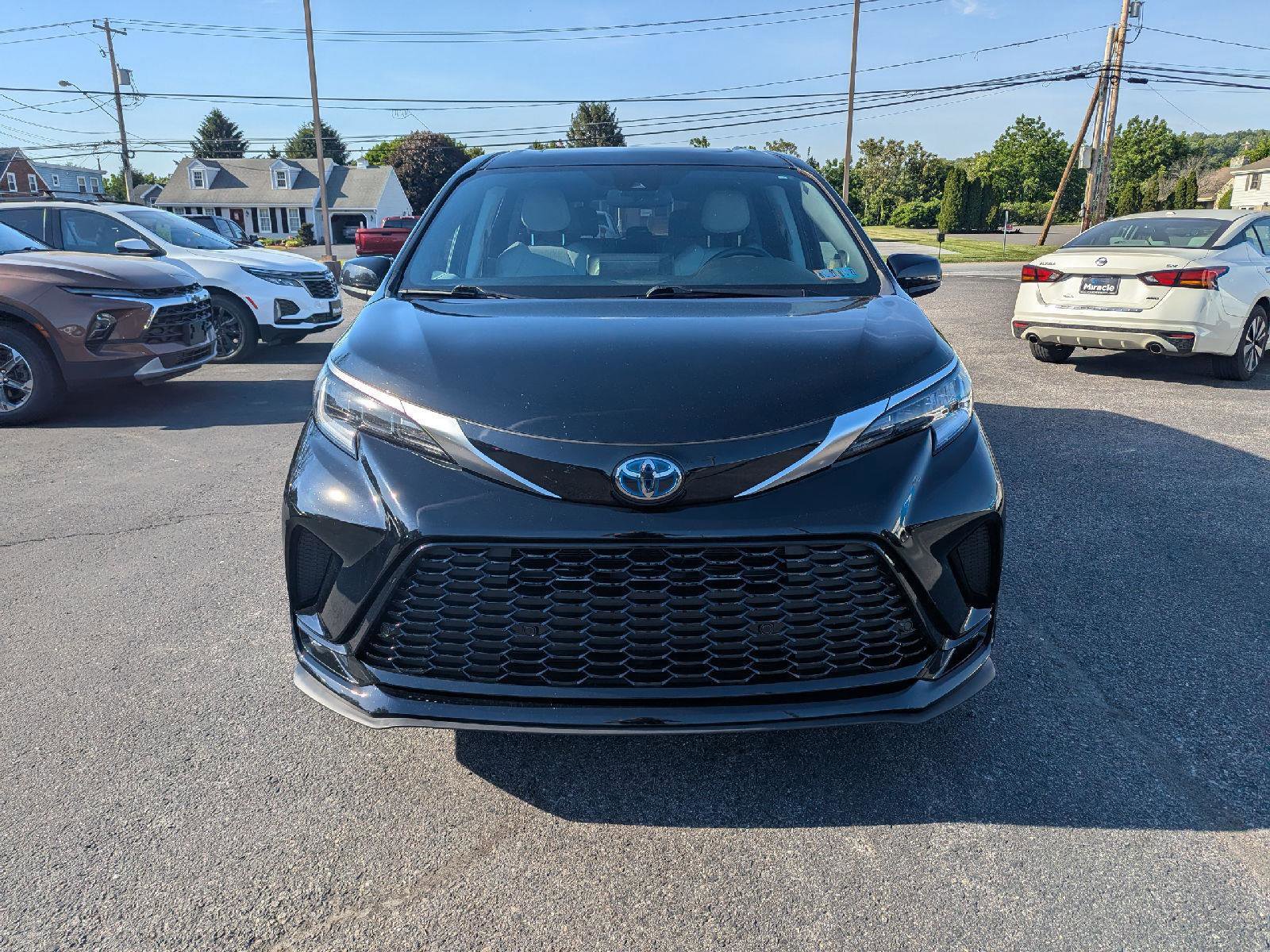 Used 2023 Toyota Sienna XSE w/ XSE Plus Package AWD/4WD image 2