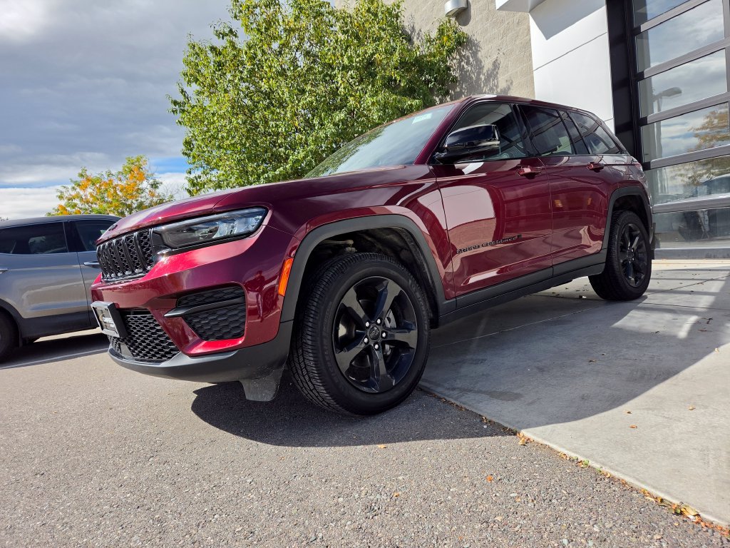 Used 2023 Jeep Grand Cherokee Altitude AWD/4WD image 7