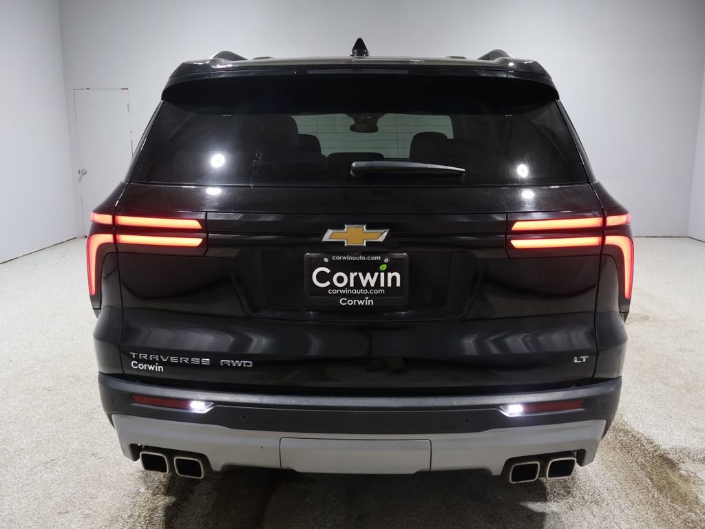Used 2024 Chevrolet Traverse LT image 3