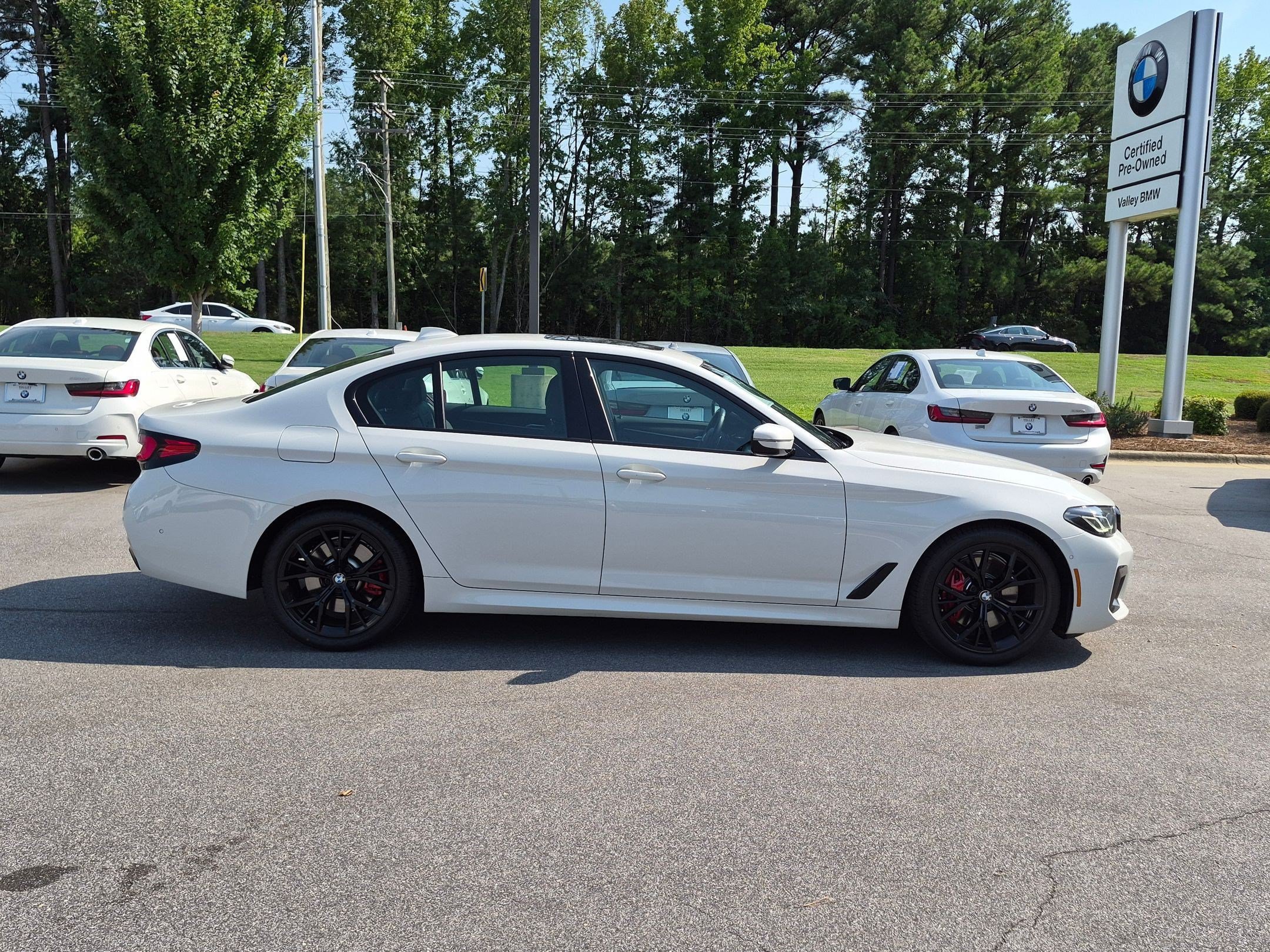 Used 2022 BMW 530i w/ M Sport Package RWD image 2