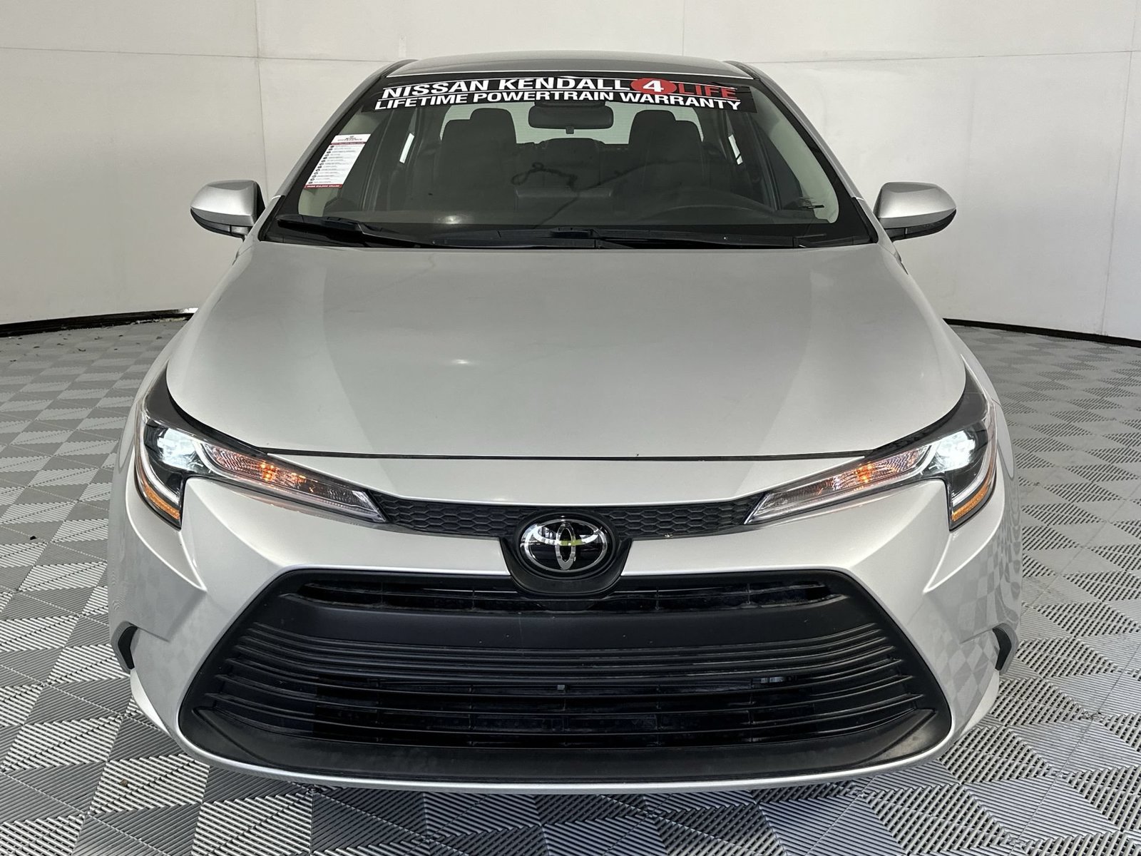 Used 2025 Toyota Corolla LE FWD image 3
