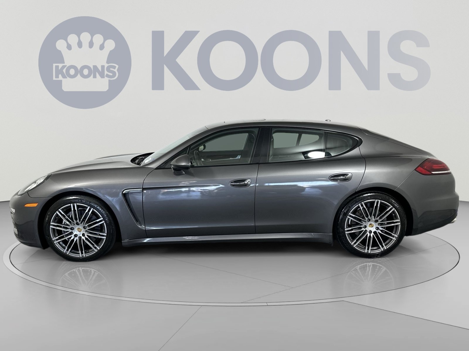 Used 2016 Porsche Panamera RWD image 2