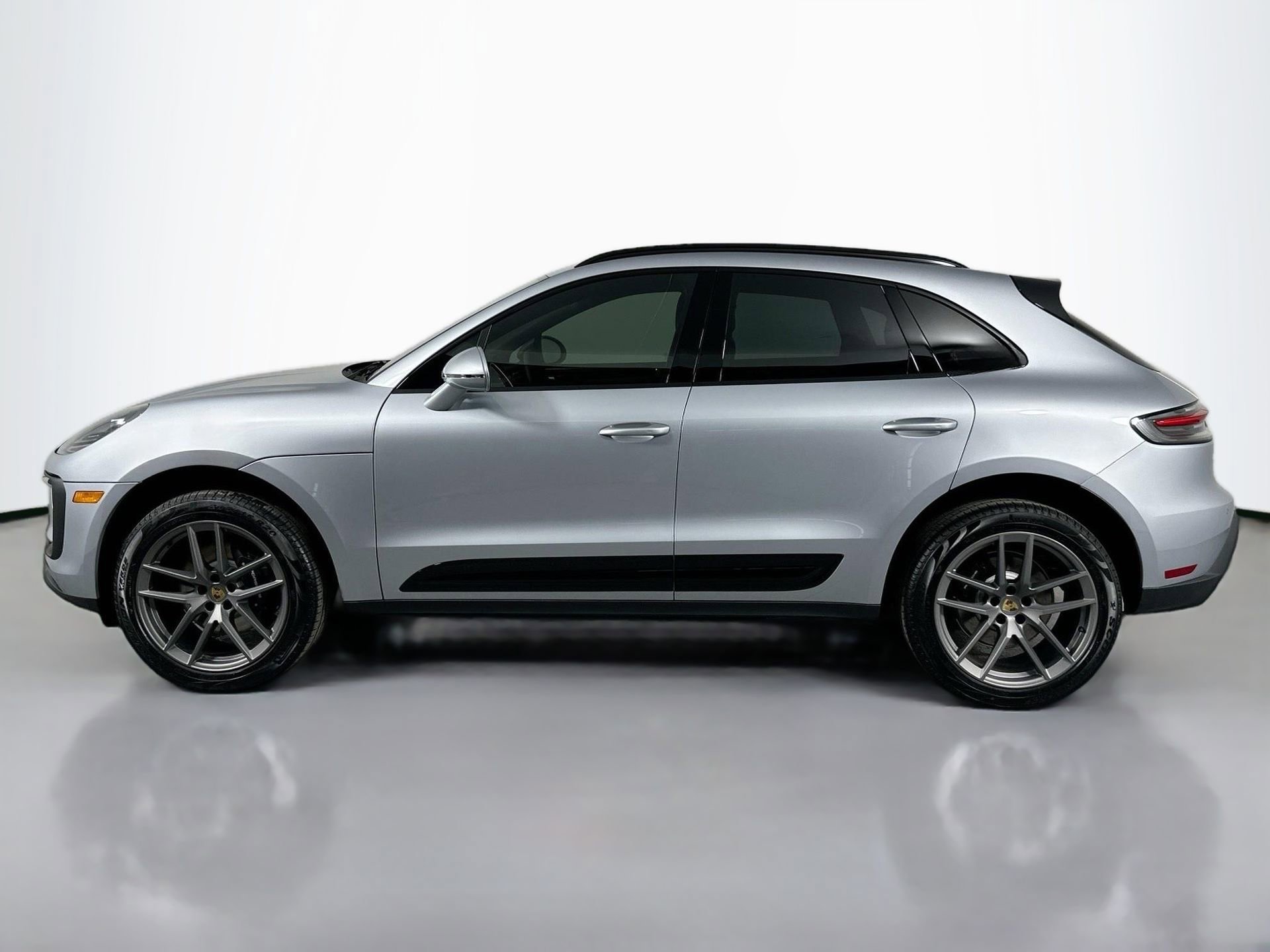 Certified 2025 Porsche Macan image 2