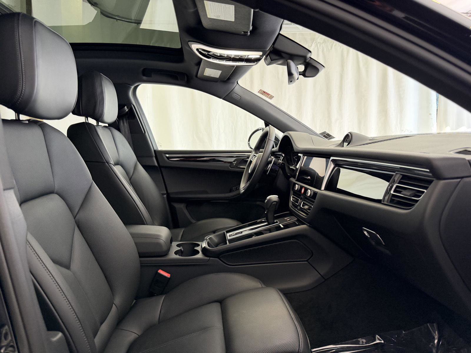 Certified 2025 Porsche Macan image 16