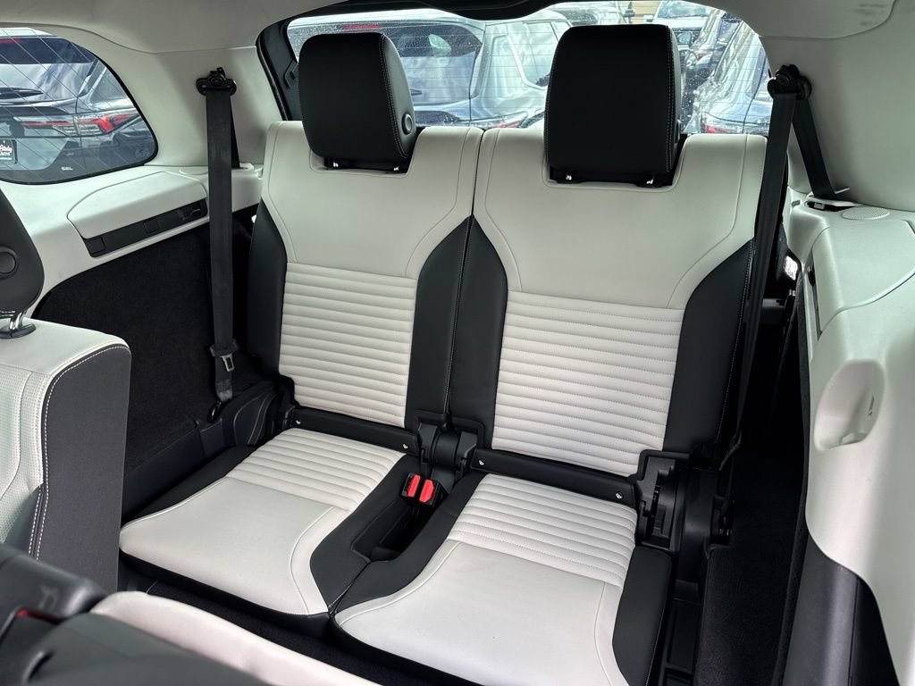 Used 2025 Land Rover Discovery S AWD/4WD image 34