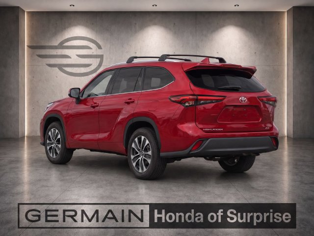 Used 2023 Toyota Highlander XLE FWD image 4