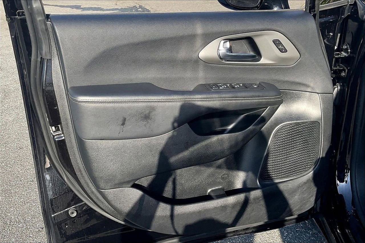 Used 2025 Chrysler Pacifica Select image 27