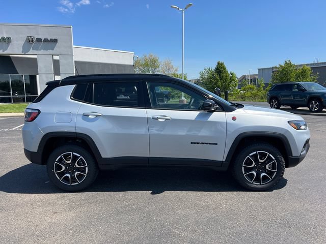 Certified 2025 Jeep Compass Trailhawk AWD/4WD image 8