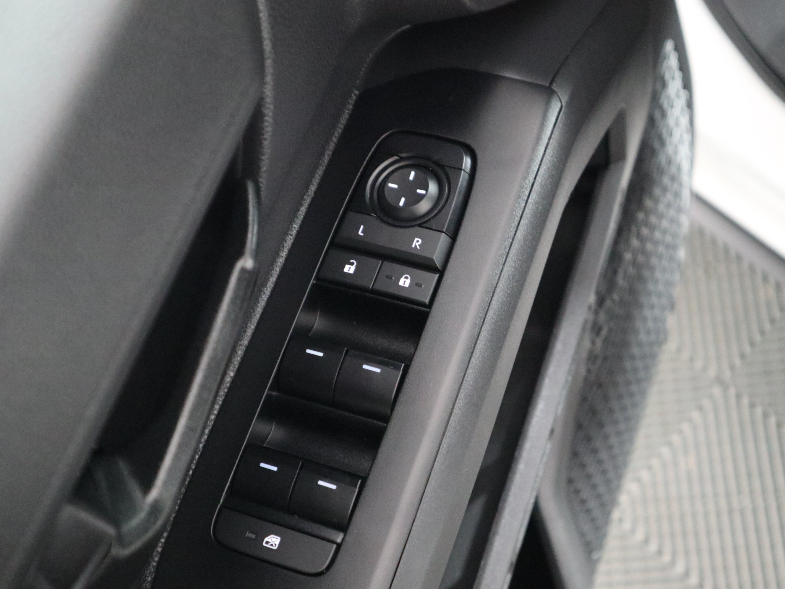 Used 2025 Toyota Tacoma SR5 AWD/4WD image 35