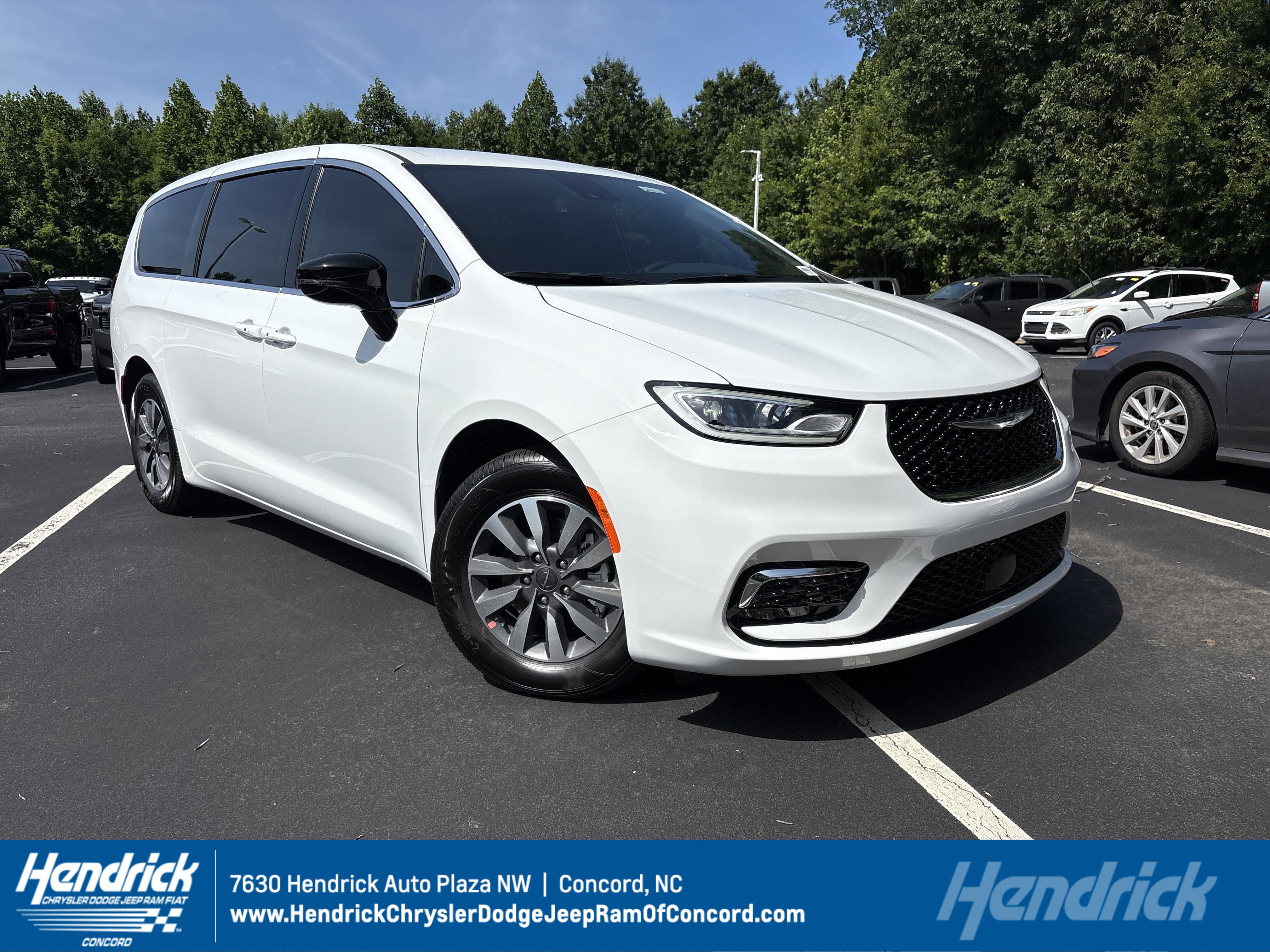 New 2025 Chrysler Pacifica Select