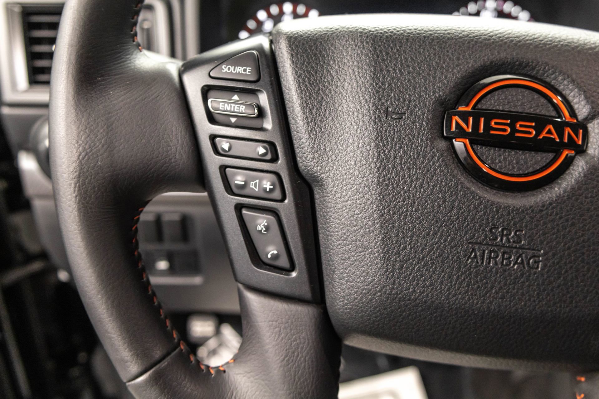Used 2023 Nissan Titan PRO-4X w/ Pro-4x Convenience Package AWD/4WD image 21