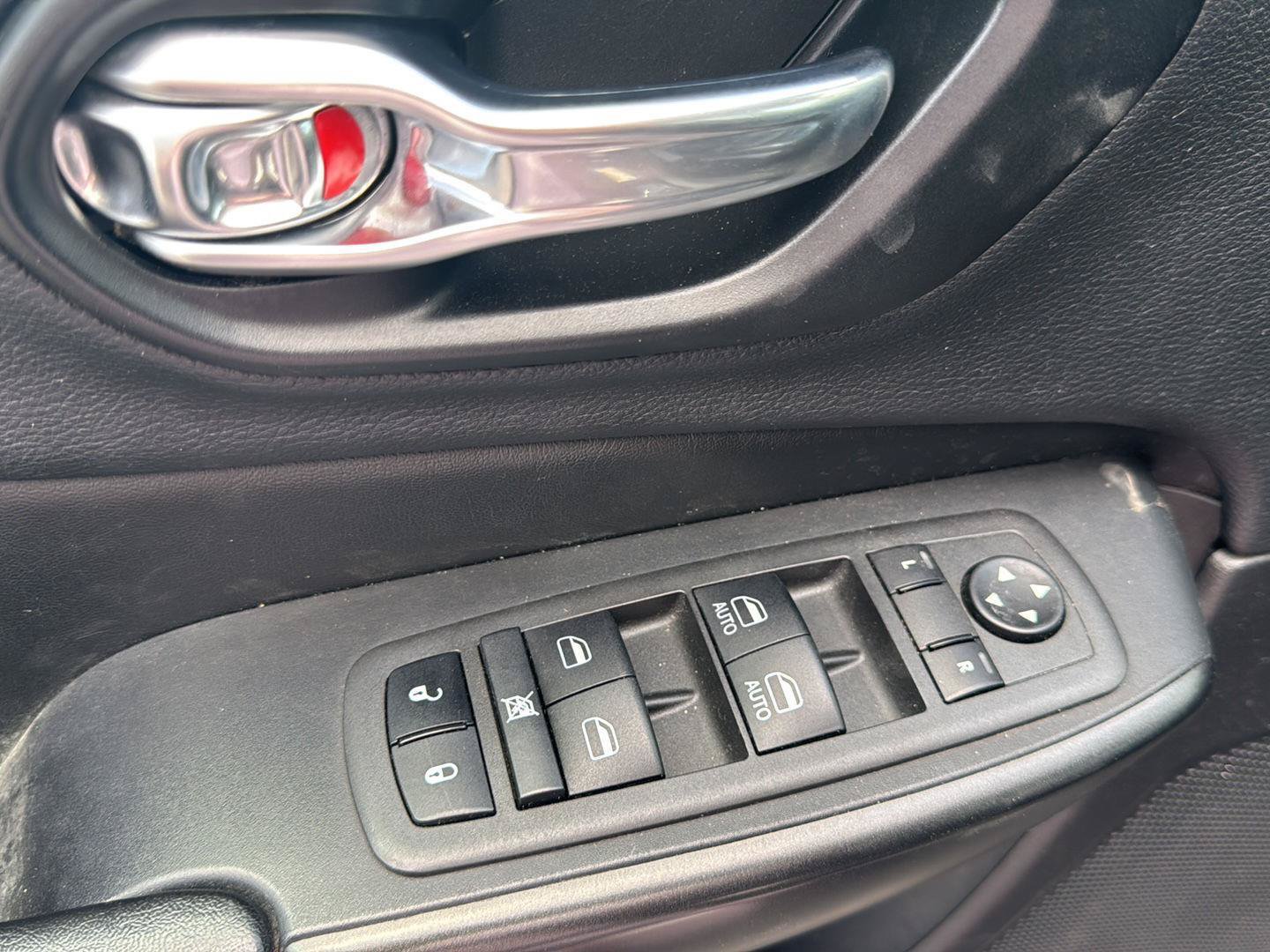 Used 2022 Jeep Cherokee Trailhawk AWD/4WD image 15