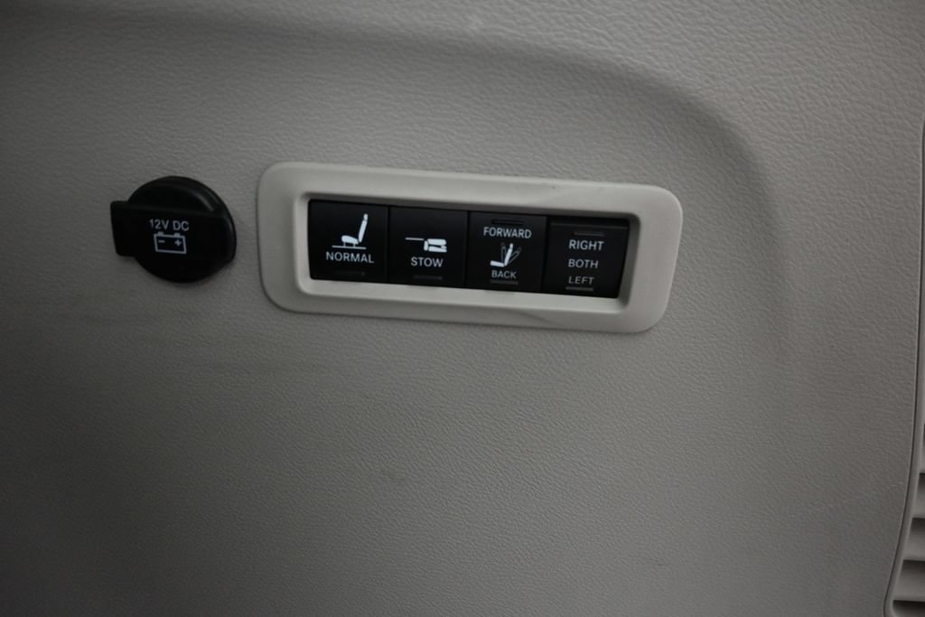 Used 2018 Chrysler Pacifica Limited FWD image 14