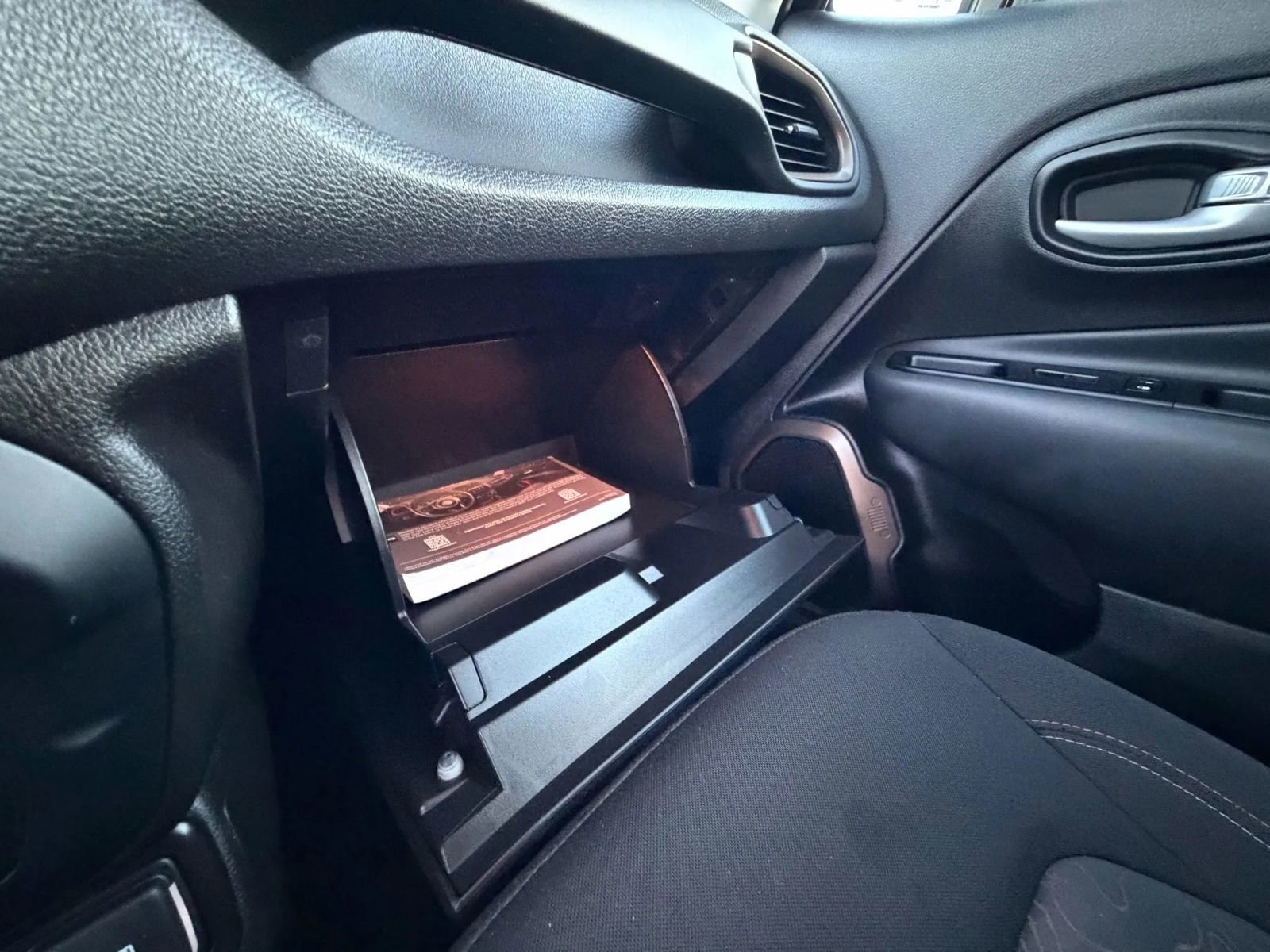 Used 2023 Jeep Renegade Latitude image 20