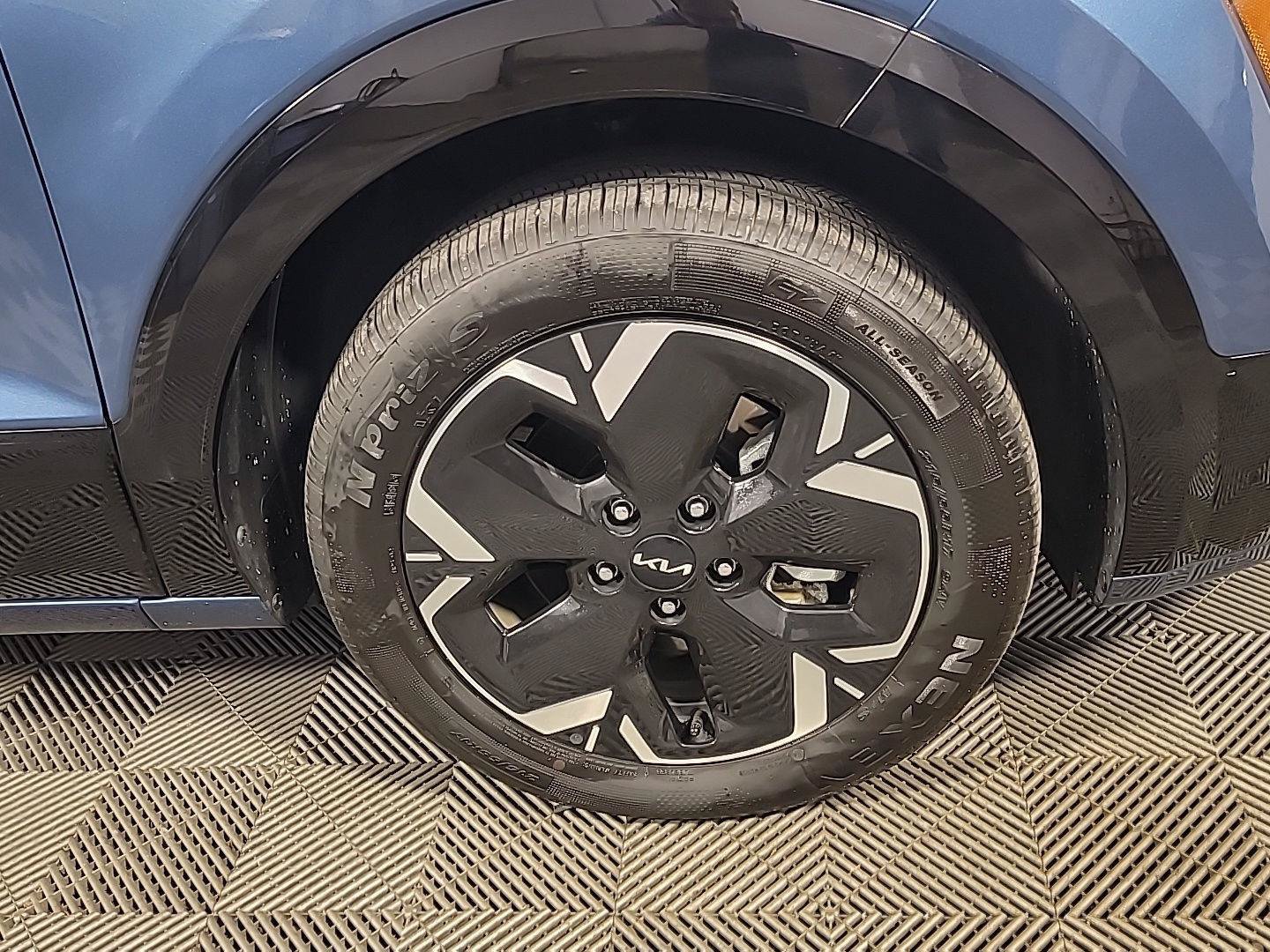 Used 2025 Kia Niro Wind w/ Wind Preserve Package FWD image 3