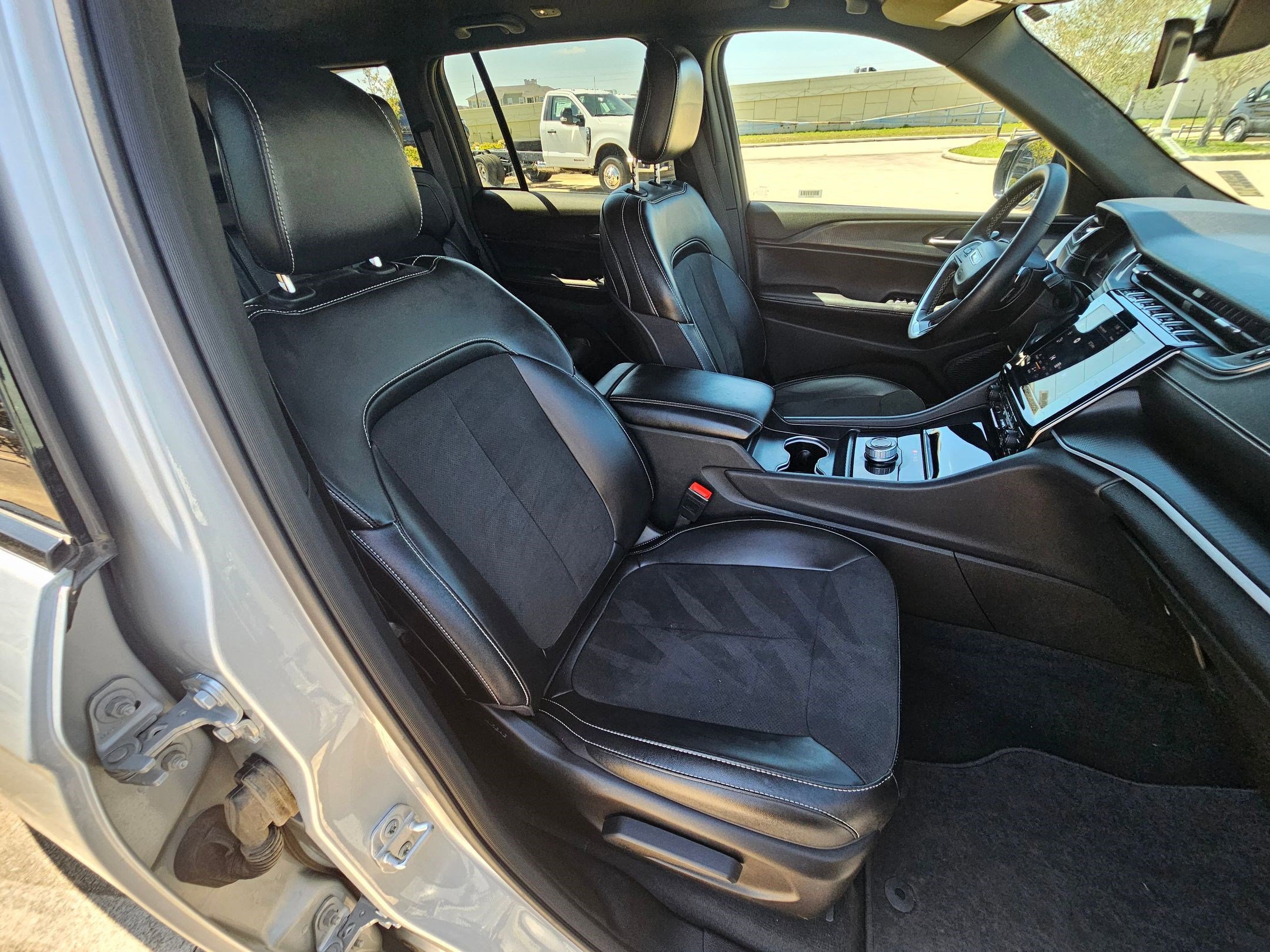 Used 2025 Jeep Grand Cherokee Altitude image 32