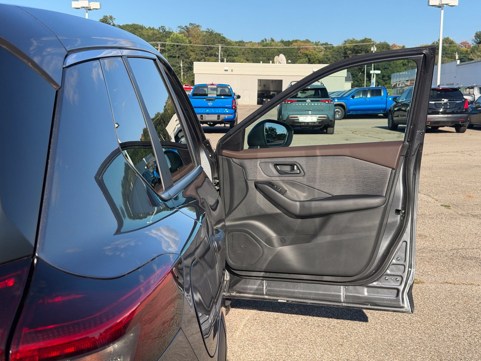 Used 2023 Nissan Rogue S AWD/4WD image 37
