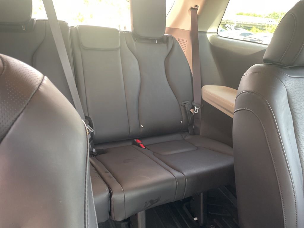 Used 2023 Kia Carnival LX image 16