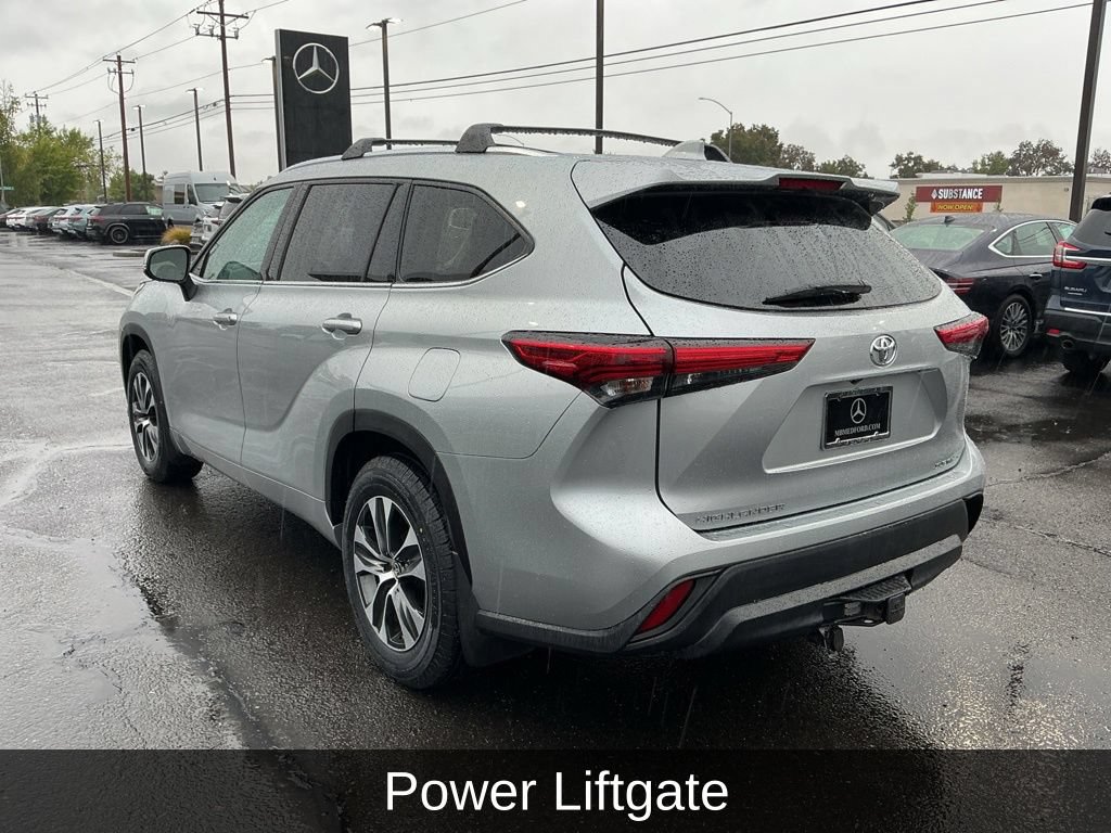 Used 2020 Toyota Highlander XLE AWD/4WD image 11