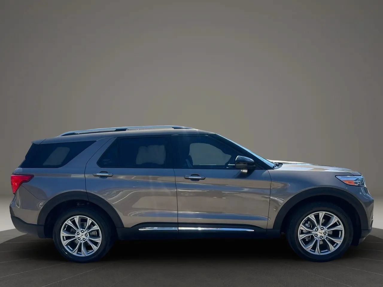 Used 2021 Ford Explorer Limited w/ Equipment Group 301A AWD/4WD image 4
