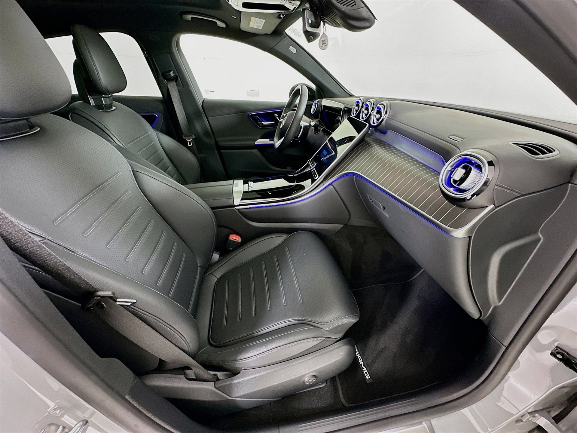 Used 2025 Mercedes-Benz GLC 300 4MATIC image 31