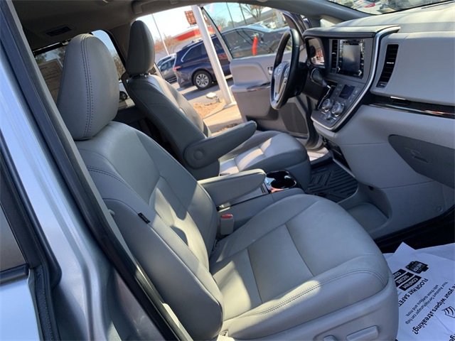Used 2020 Toyota Sienna Limited image 14