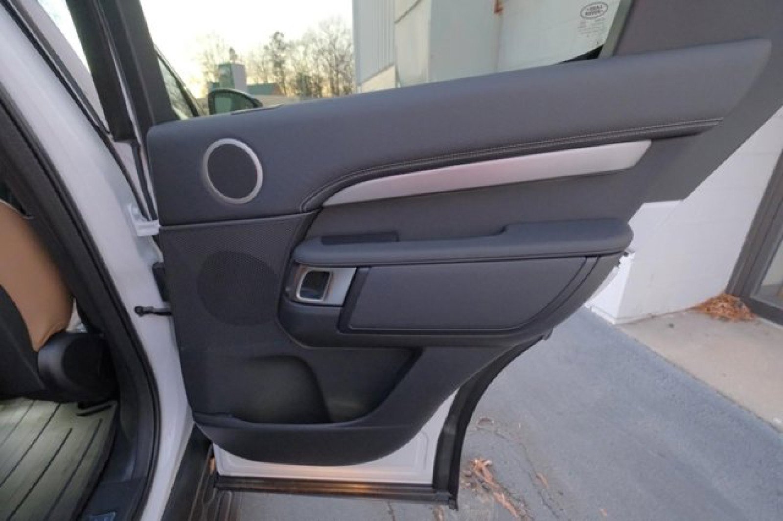 New 2025 Land Rover Discovery Dynamic SE image 16