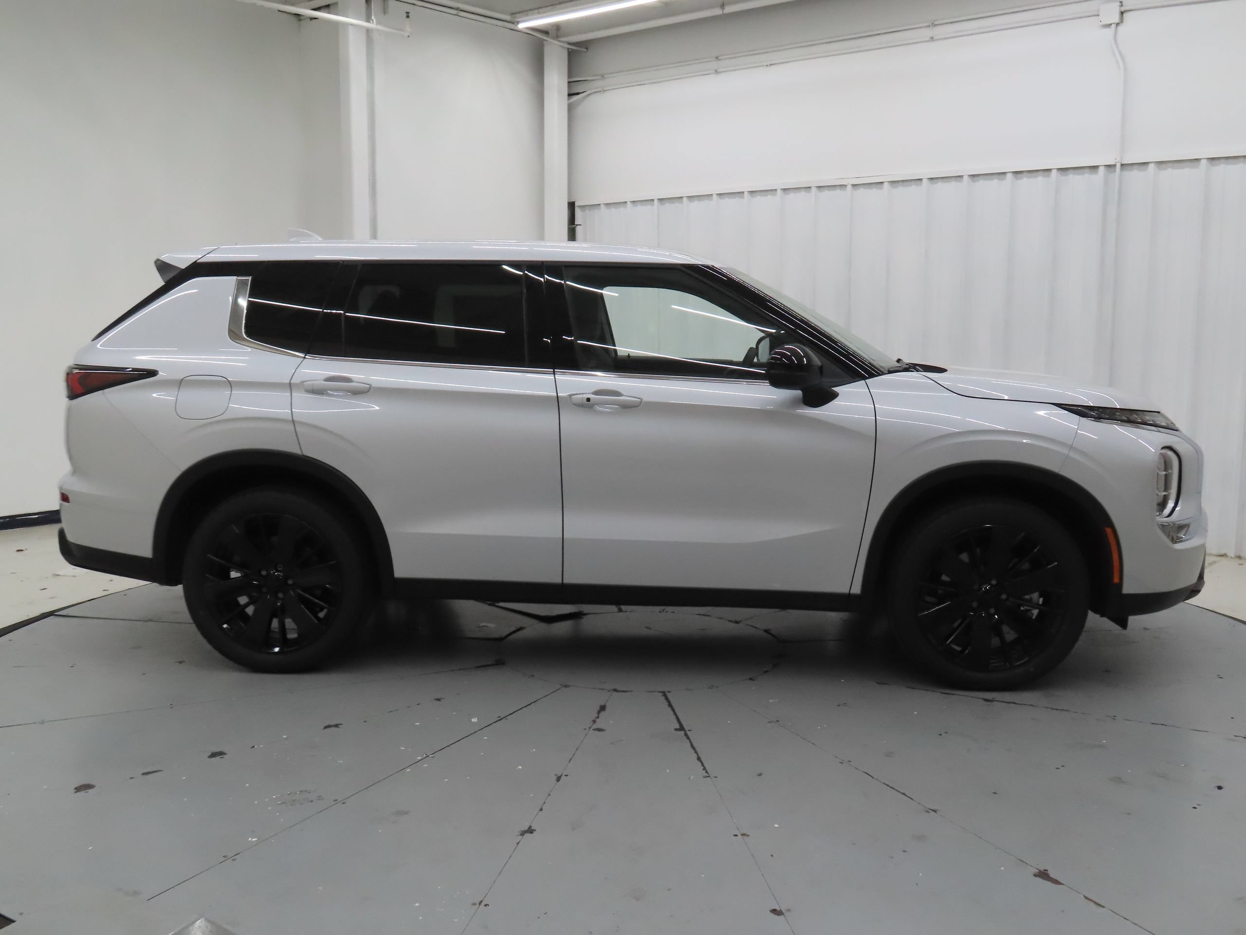 New 2026 Mitsubishi Outlander LE FWD image 2