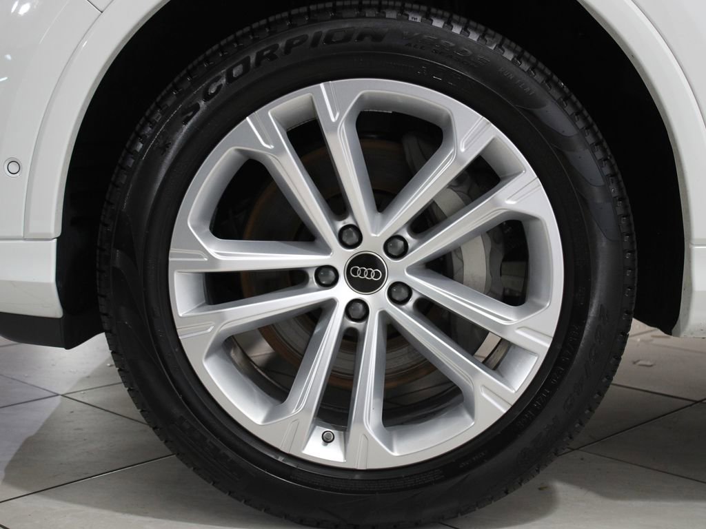 Certified 2025 Audi Q7 2.0T Premium Plus image 17